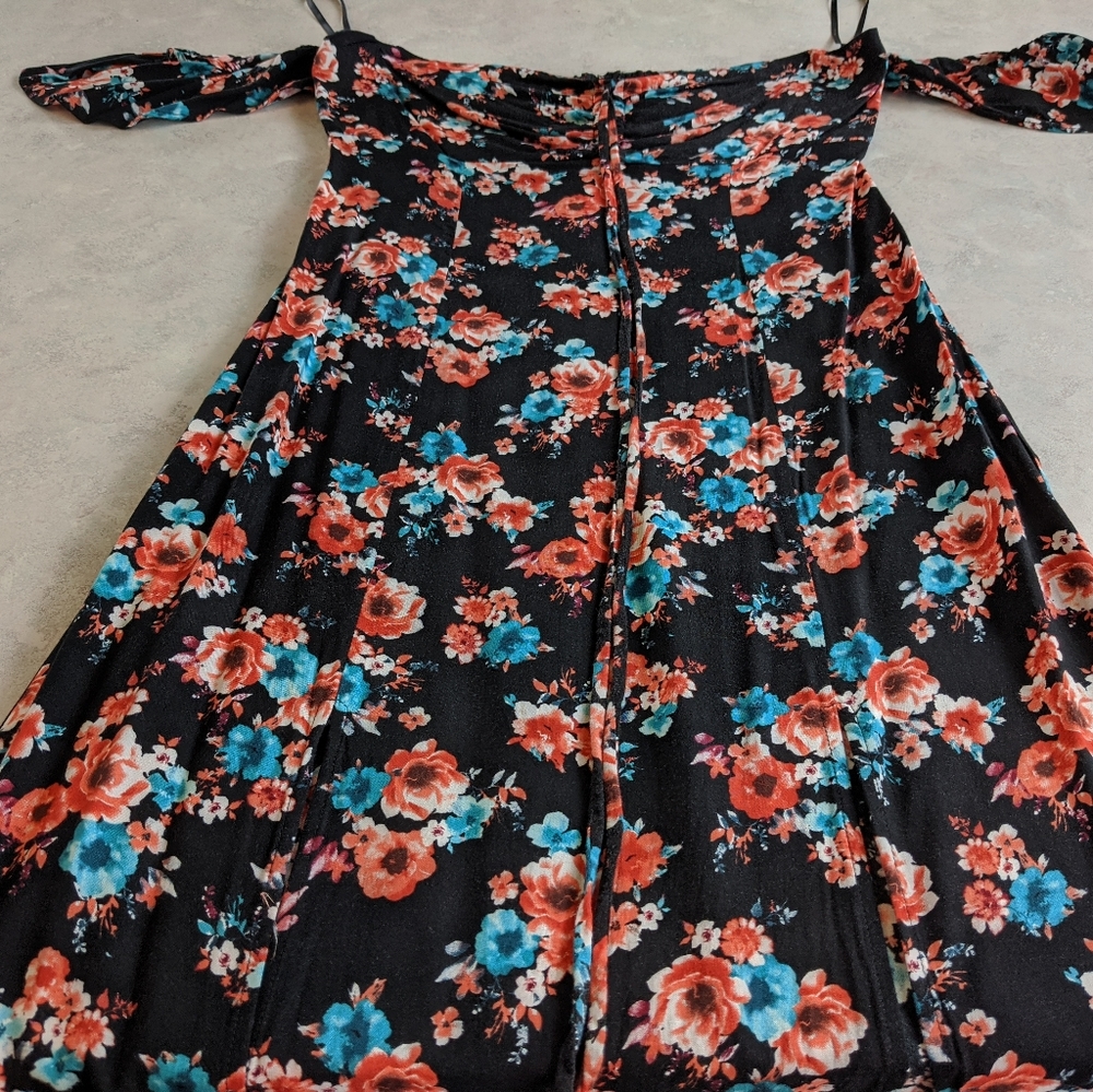Forever 21 Black Floral Open Shoulder M-Slit Dress